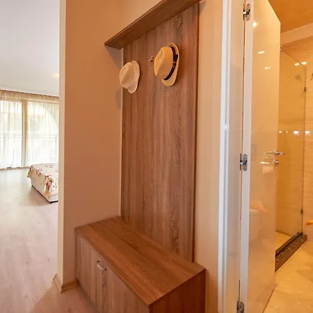 Lägenhetshotell Boutique Rose Gardens 4*